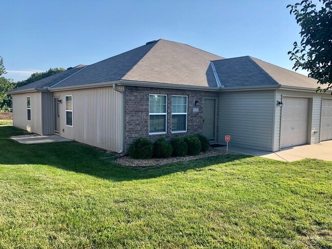 Building Photo - 3 Bed Single Level Duplex in Lee’s Summit