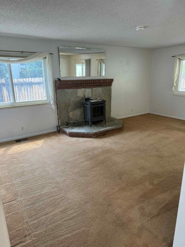 Building Photo - Charming 3-Bedroom, 2-Bathroom Home in Mat...