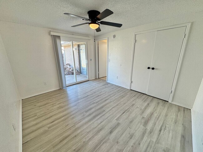 Foto del edificio - 11365-11367 Walters Ave