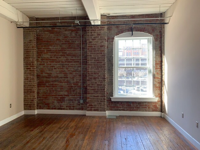 Building Photo - Cozy Downtown Loft