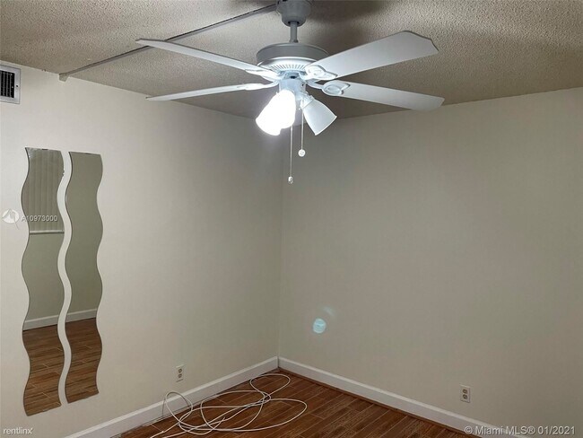 Building Photo - 2 br, 2 bath Condo - 300 NW 70th Ave # 350