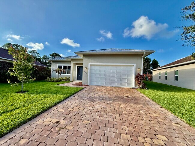 Building Photo - 675 NE Moss Rose Pl