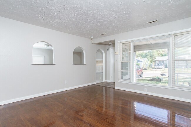 Building Photo - 2749 N Poplar St
