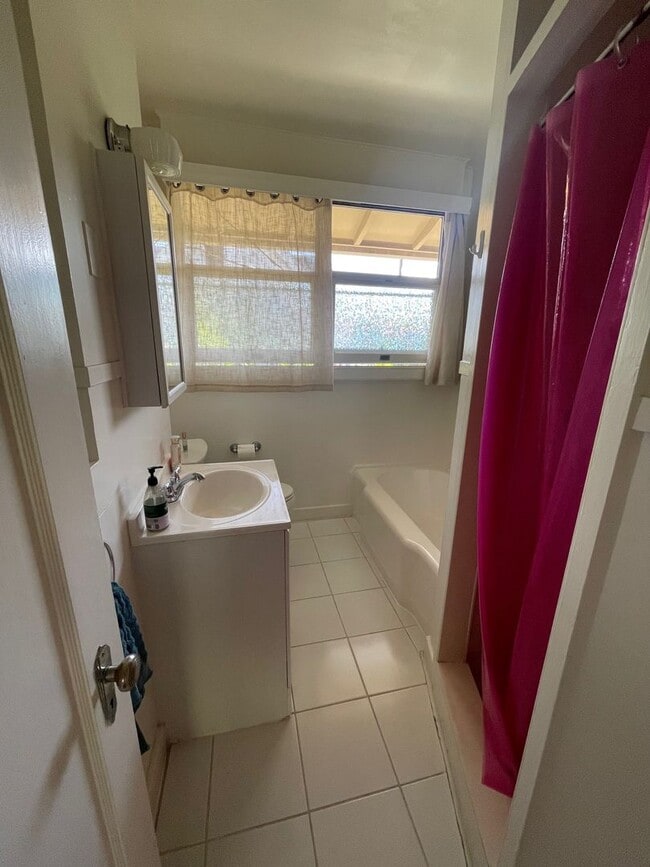 Building Photo - Spacious 2 bedrooms, 1 bath with parking