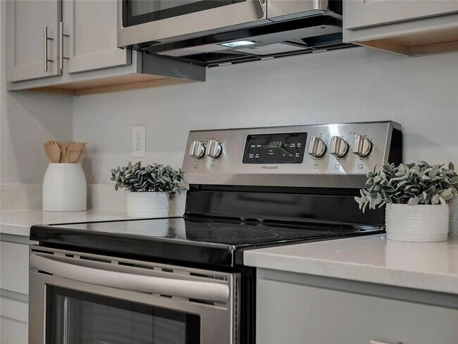 Foto del edificio - New & Modern Lakeside Townhome w/ 2 Car Garage + EV Charger | 4 Bed, 3.5 Bath | Lake Frederica, O...