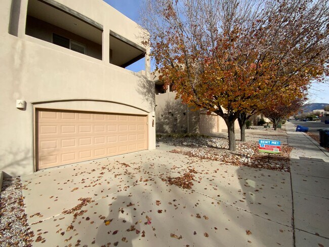 Foto del edificio - 3 Bedroom Townhome Available Near Wyoming Blvd NE & Paseo Del Norte Blvd NE!