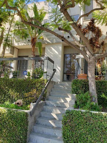 Entrada - 1220 Manning Ave