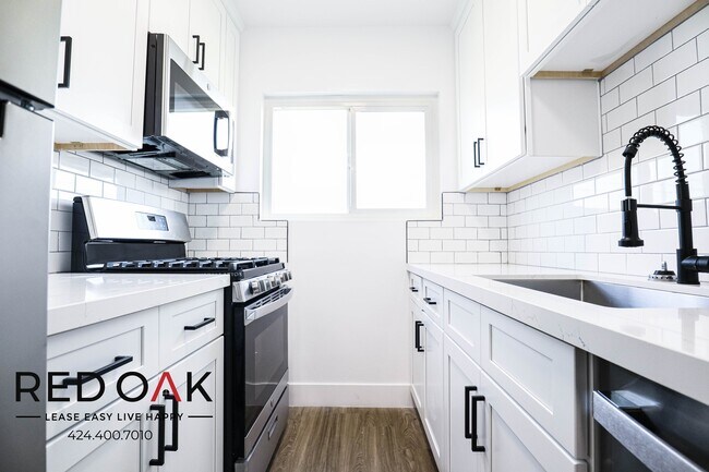Foto del edificio - Super Spacious One Bedroom Walk-Up with Op...