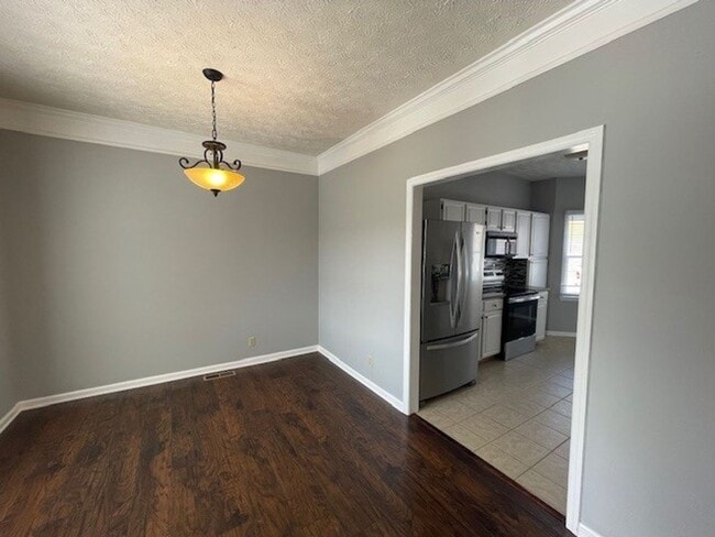 Building Photo - STYLISHLY UPDATED 3 BEDROOM CONDO IN LENNOX COURT
