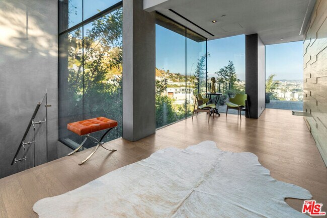 Foto del edificio - 8436 Carlton Way