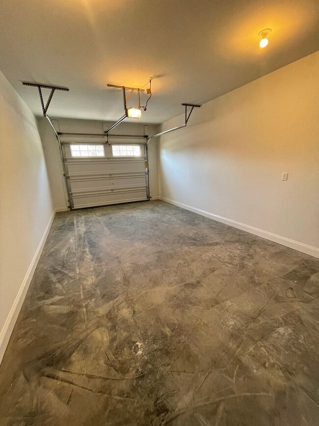 Building Photo - Like New Duplex for Rent