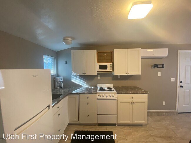 Building Photo - Studio, 1 bath House - 665 N High Desert Rd