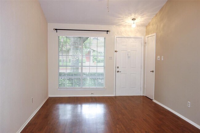 Building Photo - 1015 E Yager Ln