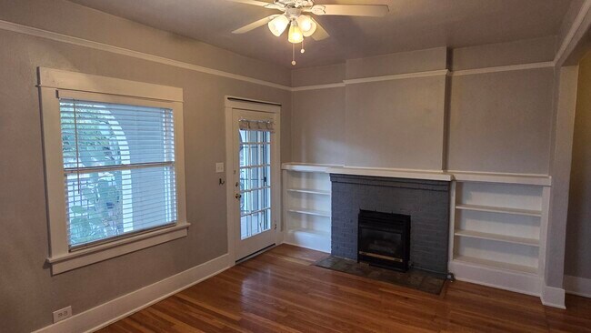 Inserto de chimenea de gas - 819 N 5th Ave