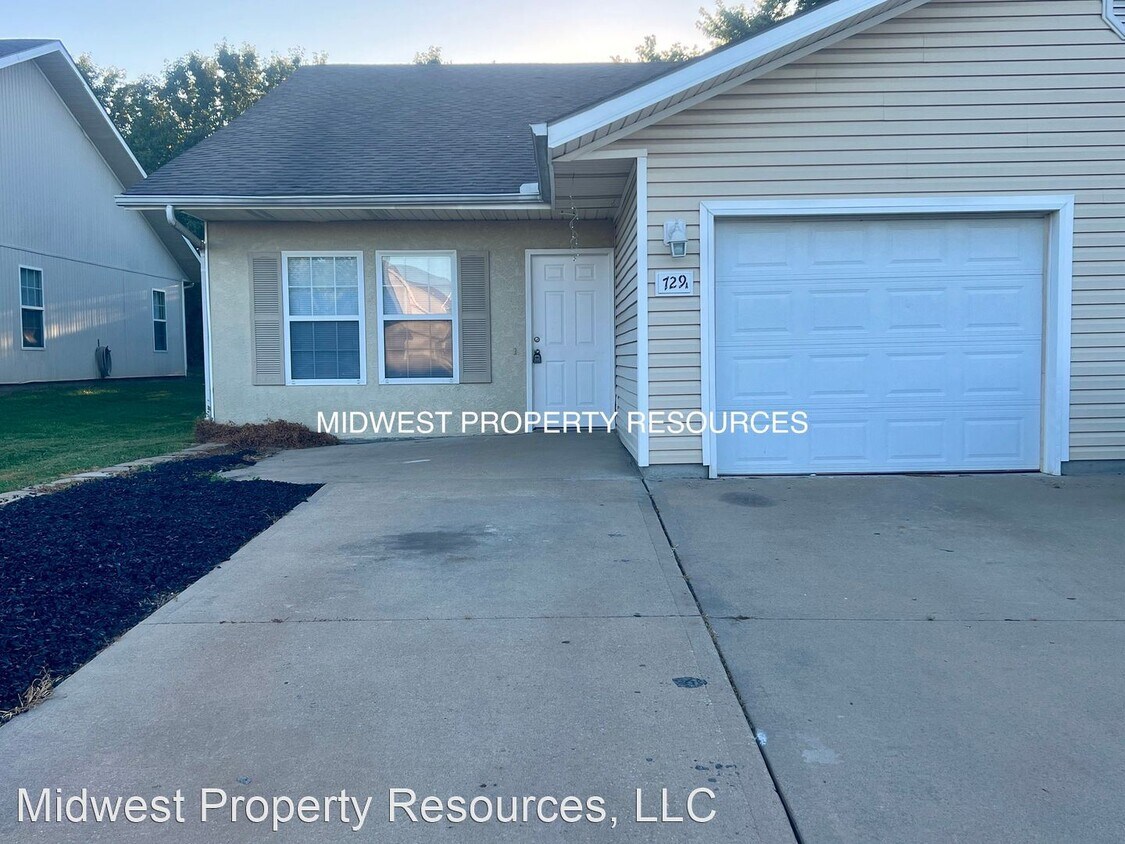 729 Meadow Ln, Peculiar, MO 64078 House Rental in Peculiar, MO