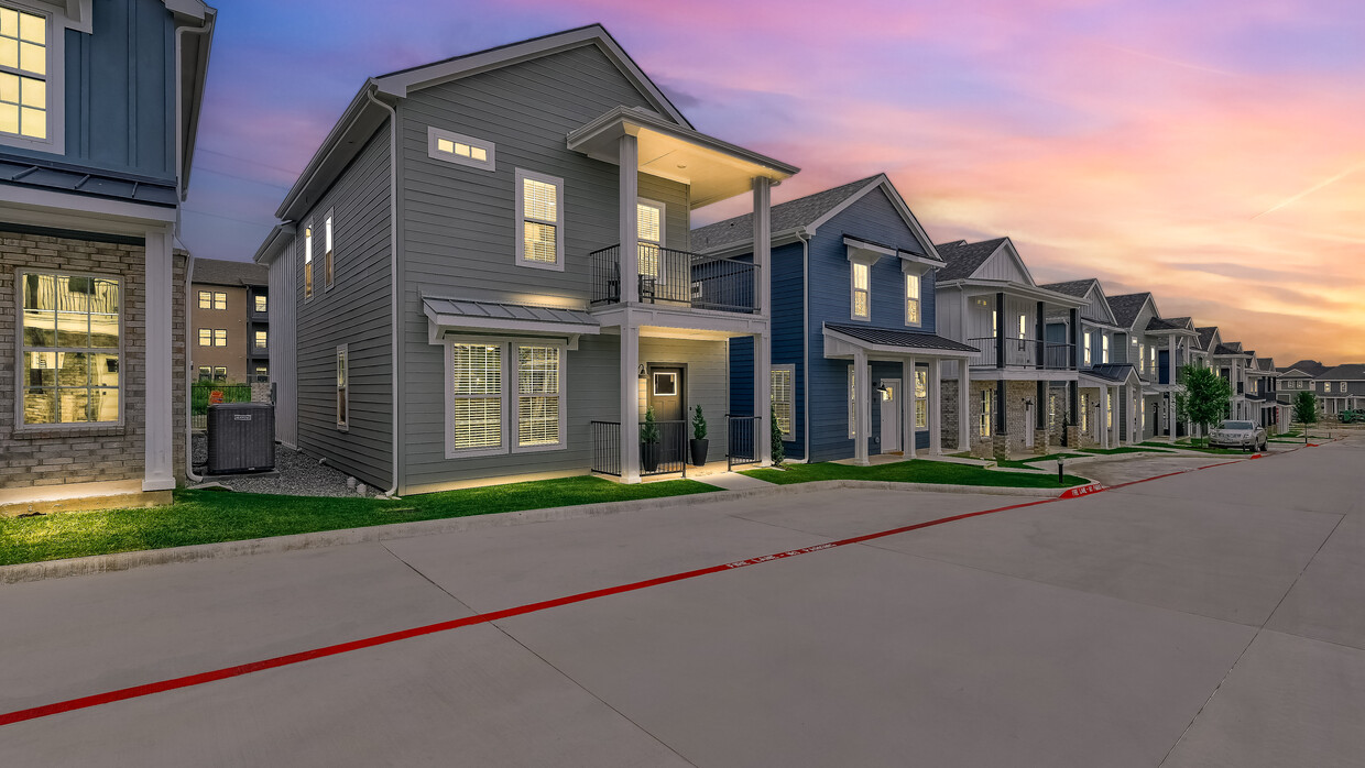 Vista del atardecer - Heritage Court Luxury Townhomes *Now Open