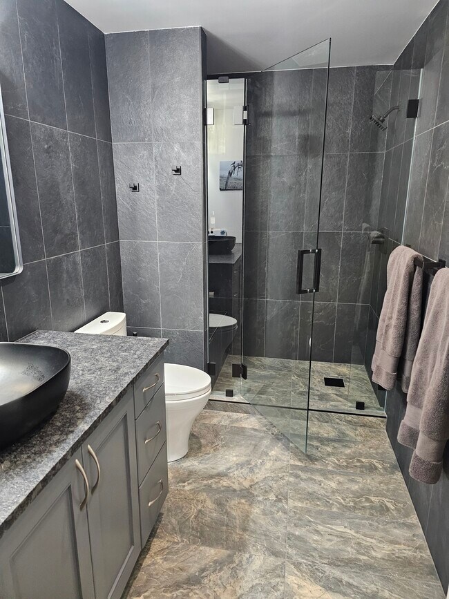 Building Photo - 10610 NE 9th Pl