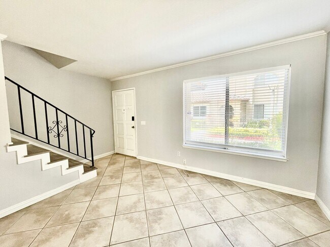 Building Photo - Charming 2 Bedroom 1.5 Bathroom Townhome w...
