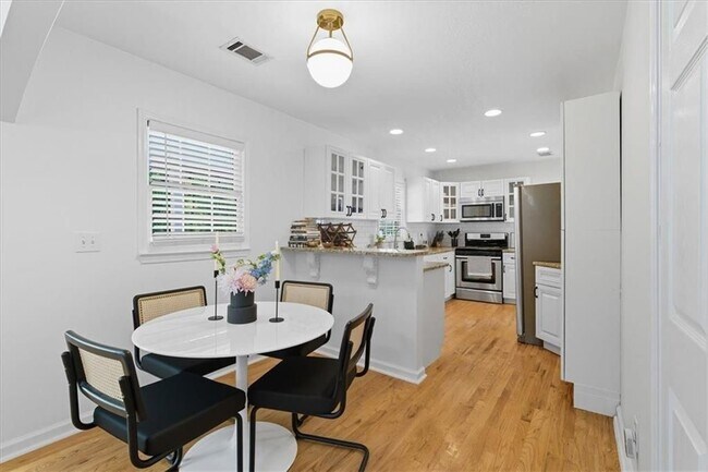 Building Photo - 2238 Ridgedale Rd NE