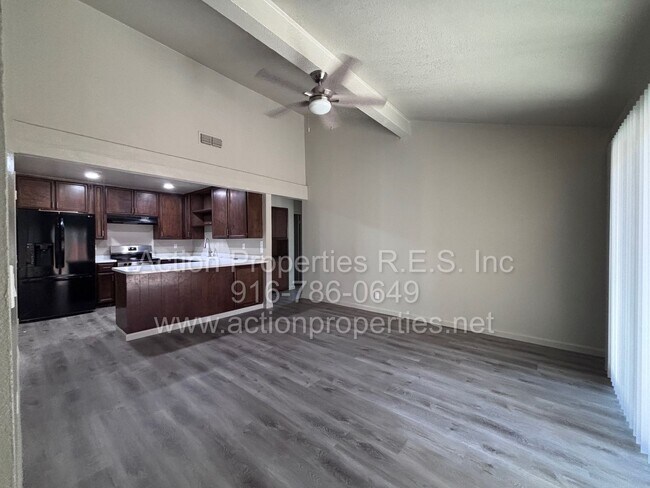 Foto del edificio - Updated 2 Bed, 2 Bath Duplex - 2 Car Garage - Two Large Patios - Close to Shopping, Restaurants, ...