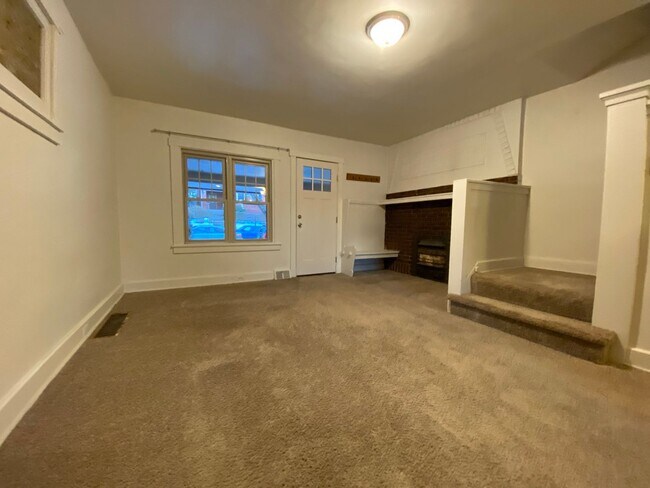 Foto del edificio - Updated 3 BR Apartment in Fantastic Squirrel Hill Location! CALL TODAY!