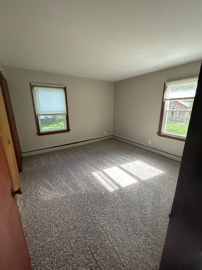 Building Photo - 3 Bedroom Home in Valpo