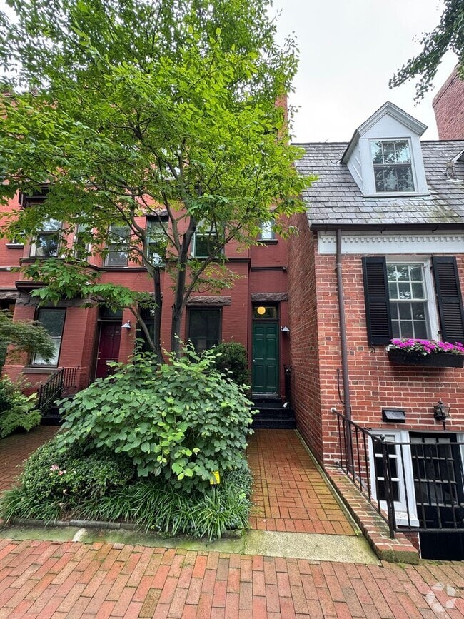 Building Photo - 3044 R St NW
