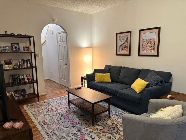 Building Photo - Townhouse in Chisel Run! Available Now