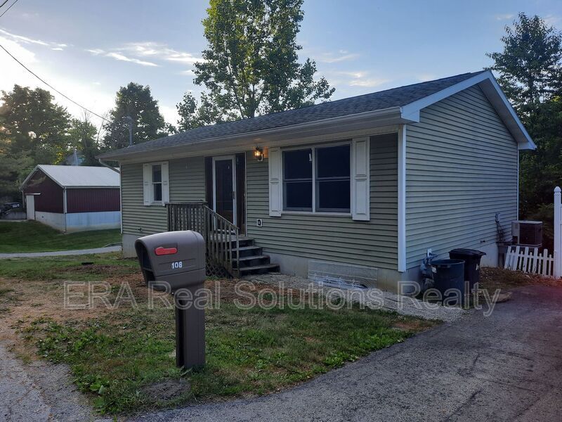 Primary Photo - 108 E Lilley Ave
