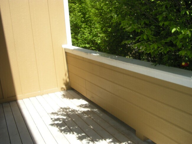 Foto del edificio - Two Bedroom, Two and a Half Bath Townhome ...