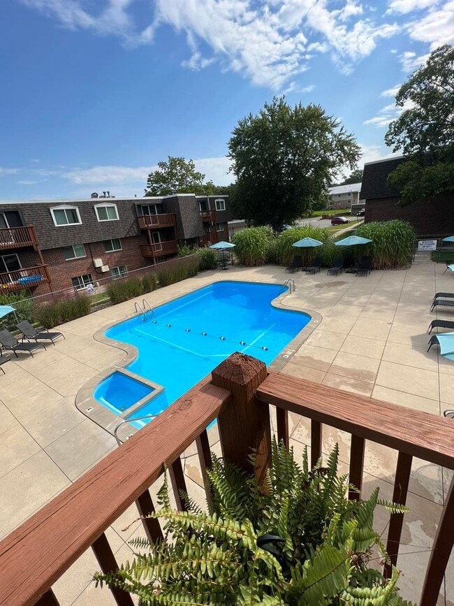 Building Photo - 2 Bedroom With Partial Pool View