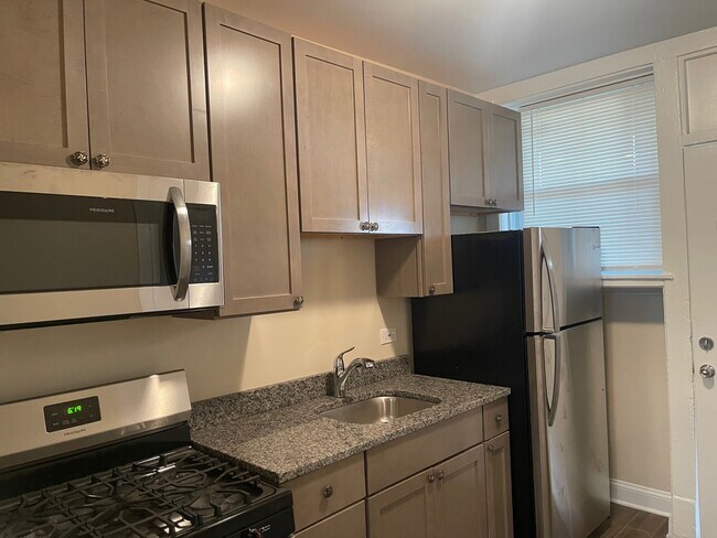 Building Photo - 2540 W Thorndale Ave