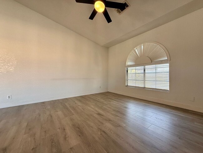 Building Photo - 2 BEDROOM CONDO WITH 2 BALCONIES, RIGHT NEXT TO THE POOL, MINUTES FROM THE STRIP