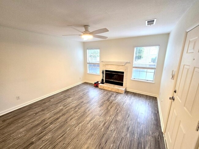 Building Photo - Charming 3BD/3BA Home with Modern Upgrades