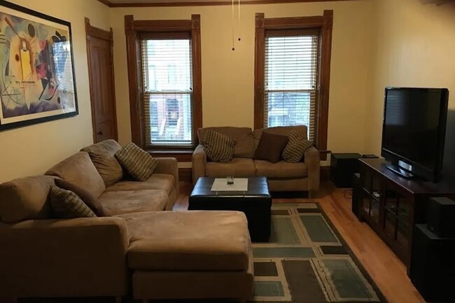 Living room - 2415 W Cortland St