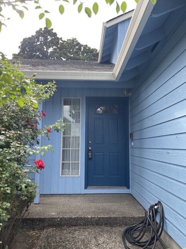 Foto del edificio - Classic 3-Bedroom Home with Large Yard & Attached 2-Car Garage