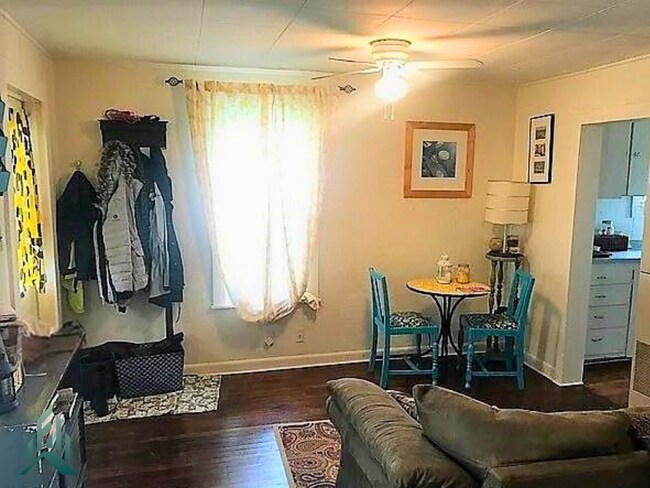 Building Photo - Cozy Single Family Home for Rent