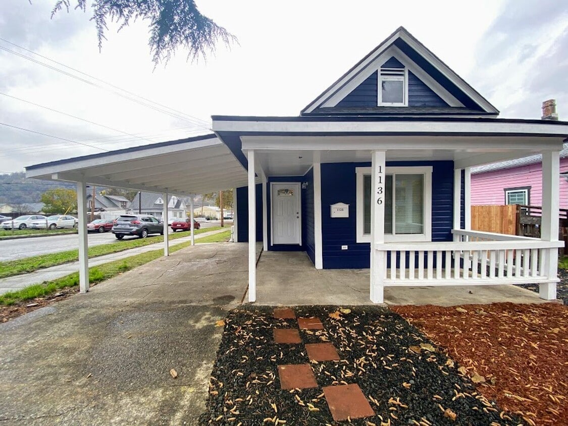 3 br, 1.5 bath House 1136 SE Pine St House Rental in Roseburg, OR
