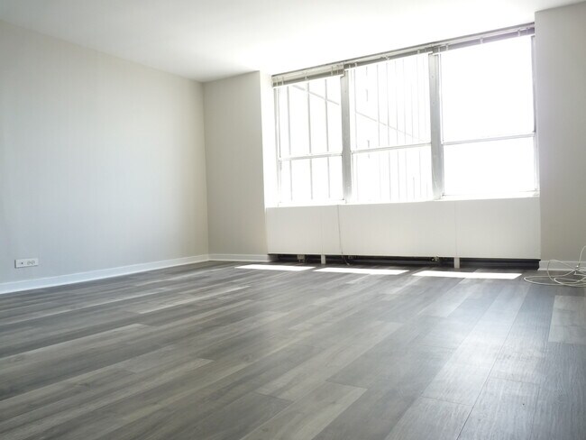 Foto del edificio - 655 W Irving Park Rd