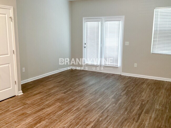 Foto del edificio - AVAILABLE NOW!! 1 month free rent!