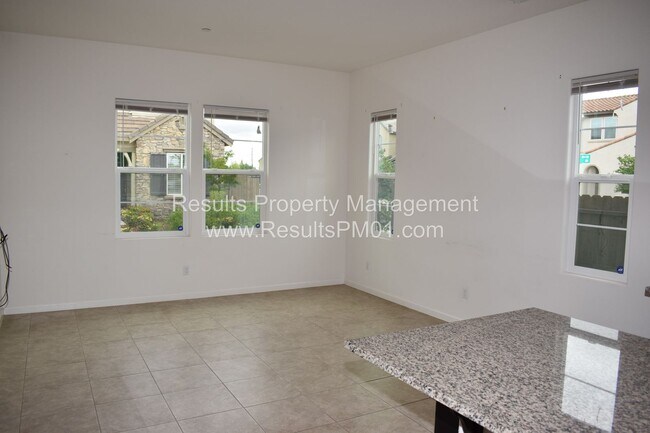 Foto del edificio - Lovely upgraded Four bedroom w Loft