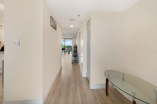 Building Photo - 6562 Boca Del Mar Dr