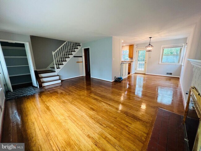 Foto del edificio - 2220 Primrose Dr