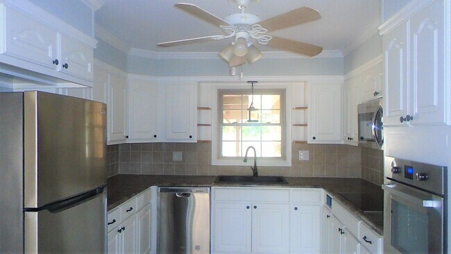 Foto del edificio - 3 Bedroom 2 Bathroom Home - Ask About the Move In Special!