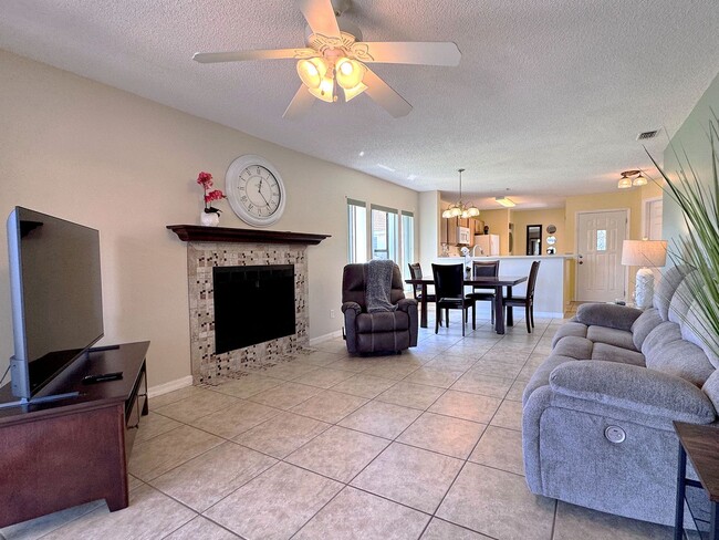 Foto del edificio - Beautiful Lake View 2-Bedroom Condo in Win...