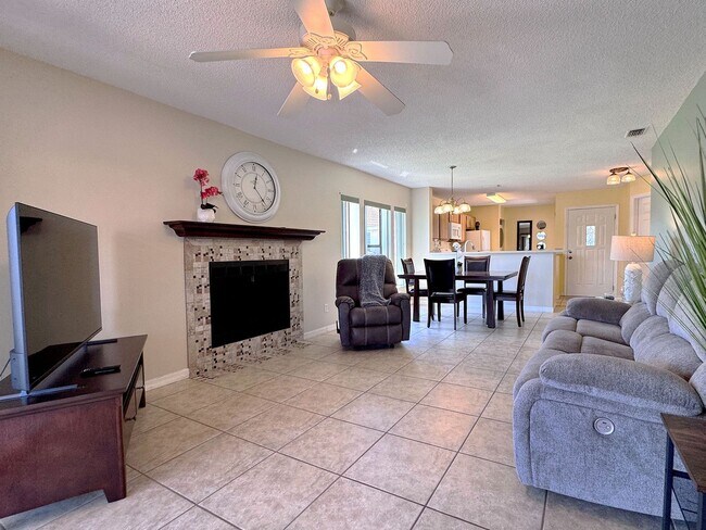 Foto del edificio - Two-Bedroom Lakeview Condo in Winterset Co...