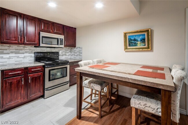 Building Photo - 4330 Sandy River Dr