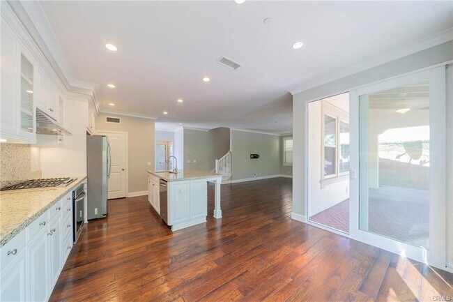 Building Photo - 93 Coleridge