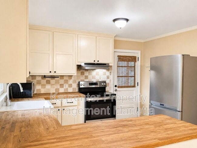 Building Photo - 2172 Pawnee Dr SE
