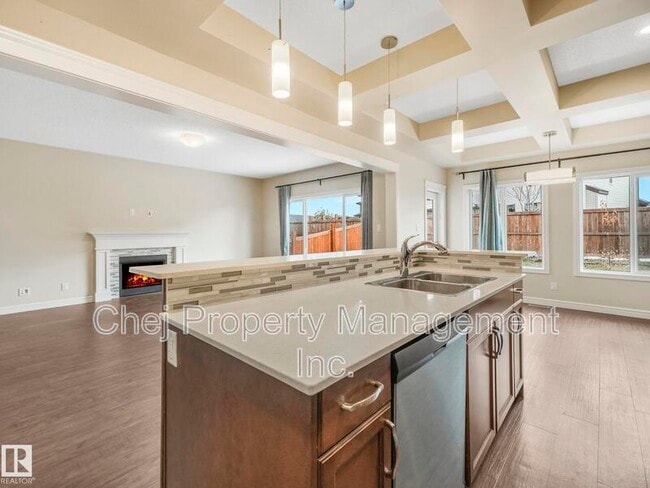 Photo du bâtiment - 1427-1161 161 St SW